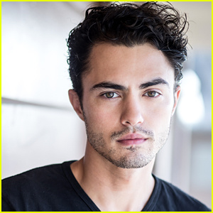 Llegar a saber'Never Have I Ever' Actor Darren Barnet with These 10 Fun Facts! (Exclusive)