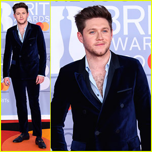 Niall Horan predvádza chlpy na hrudi na BRIT Awards 2020