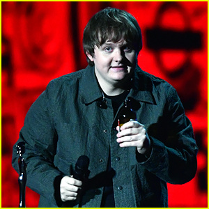 Ερμηνεύει ο Lewis Capaldi'Someone You Loved,' Wins Best New Artist at BRIT Awards 2020 (Video)