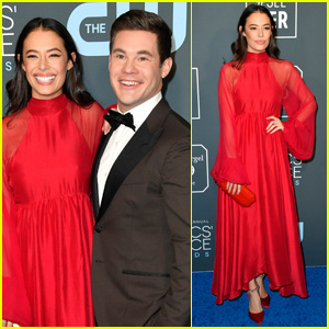 Adam DeVine og forlovede Chloe Bridges parrer sig for kritikere' Choice Awards 2020