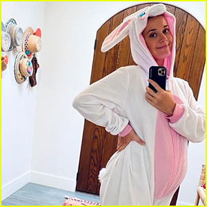  Katy Perry pokazuje Baby Bump w kostiumie zajączka wielkanocnego