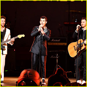 Jonas Brothers esiintyy MusiCares-tapahtumassa ennen Grammy-palkintoa | 2020 Grammys Weekend, Joe Jonas, Jonas Brothers, Kevin Jonas, Nick Jonas, Sophie Turner