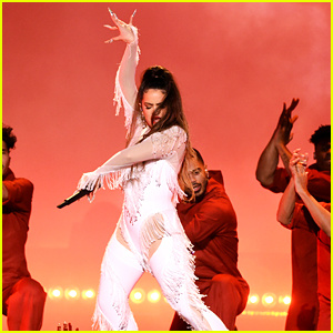 روزاليا تهدي المعجبين بأداء مذهل لفيلتي 'Juro Que' و 'Malamente' في حفل توزيع جوائز Grammy Awards 2020 | 2020 جرامي ، جرامي ، روزاليا