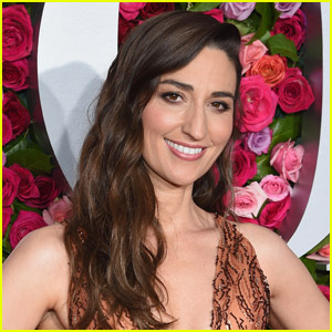 Sara Bareilles Memenangi Anugerah Grammy Pertamanya! | 2020 Grammys, Grammys, Sara Bareilles