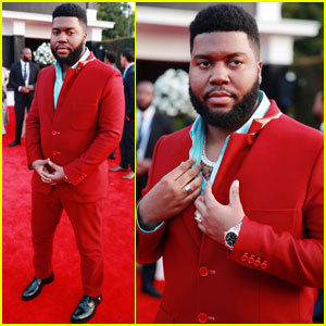 Khalid Mengenakan Jas Merah di Karpet Merah di Grammy 2020 | Grammy 2020, Grammy, Khalid