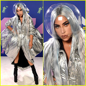  லேடி காகாவைப் பார்க்கவும்'s Out-Of-This-World Look for VMAs 2020 Red Carpet!