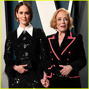 Sarah Paulson en vriendin Holland Taylor stellen zich op voor Vanity Fair Oscar Party 2020 | Oscars-feestjes 2020, Holland Taylor, Leslie Grossman, Monica Lewinsky, Sarah Paulson