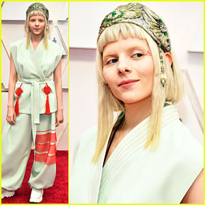 ¡La cantante de 'Frozen 2' Aurora camina por la alfombra de los Oscar 2020 antes de su actuación! | Oscar 2020, Aurora, Oscar
