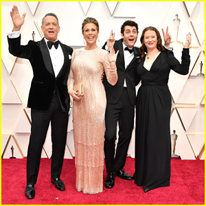 Djeca Toma Hanksa i Rite Wilson bacaju znakove mira na crvenom tepihu dodjele Oscara 2020. | Oscar 2020, Elizabeth Hanks, Oscar, Rita Wilson, Tom Hanks, Truman Theodore Hanks