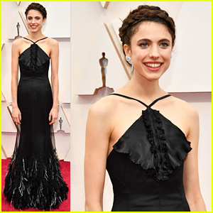 玛格丽特·库利 (Margaret Qualley) 身着黑白羽毛礼服出席 2020 年奥斯卡颁奖典礼