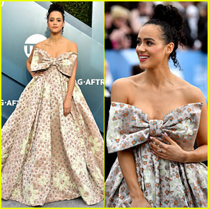 Hra o tróny' Nathalie Emmanuel Is Wrapped with a Bow at SAG Awards 2020