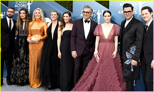 Obsazení „Schitt's Creek“ chodí po koberci na SAG Awards 2020! | 2020 SAG Awards, Annie Murphy, Catherine O'Hara, Dan Levy, Dustin Milligan, Emily Hampshire, Eugene Levy, Jennifer Robertson, Noah Reid, SAG Awards, Sarah Levy, Schitt's Creek