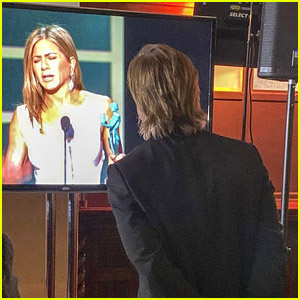Brad Pitt s-a oprit să o privească pe Jennifer Aniston's Speech Backstage at SAG Awards 2020!
