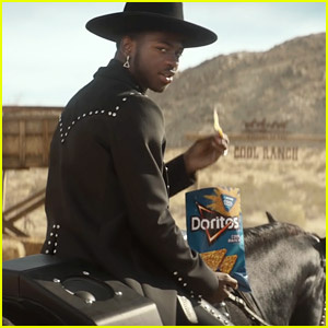 Doritos Super Bowl-reklame 2020: Lil Nas X har en dansekamp med Sam Elliott! | 2020 Super Bowl-reklamer, Lil Nas X, Sam Elliott, Super Bowl-reklamer