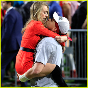 Patrick Mahomes deelt gepassioneerde omhelzing met vriendin Brittany Matthews na overwinning Super Bowl 2020 | Super Bowl 2020, Brittany Matthews, Patrick Mahomes