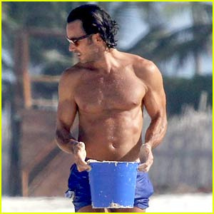 كوانتيكو's Aaron Diaz Shows Off Ripped Body at the Beach in Cancun!