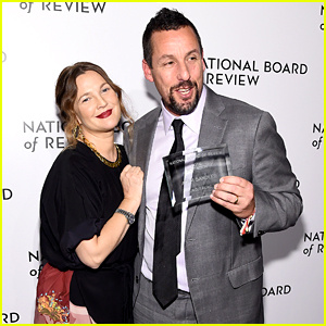 Drew Barrymore fait une apparition surprise au NBR Gala 2020 pour présenter à Adam Sandler le prix du meilleur acteur | Adam Sandler, Billy Porter, Bong Joon-ho, Daniel Craig, Drew Barrymore, Jackie Sandler, Martin Scorsese, Paul Walter Hauser, Sam Rockwell