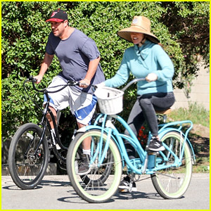 Adam Sandler gaudeix d'un passeig en bicicleta amb la seva dona Jackie després d'ajornar la gira | Adam Sandler, Jackie Sandler