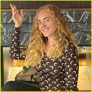 Adele mostra i nuovi capelli biondi ondulati mentre guarda Beyonce's 'Black Is King'