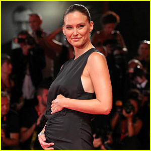 Bar Refaeli ให้กำเนิดลูกคนที่สามกับสามี Adi Ezra