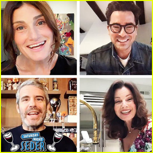 Dan Levy, Andy Cohen, Idina Menzel en nog veel meer sterren hebben een virtuele zaterdagavond Pesach Seder voor het goede doel - Kijk mee!
