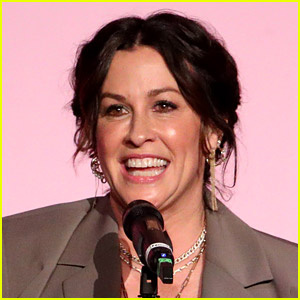 Alanis Morissette dropper nyt album'Such Pretty Forks in the Road' - Stream & Download Now!