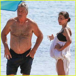 Hilaria Baldwin zeigt tagsüber am Strand mit Ehemann Alec ihren großen Babybauch! | Alec Baldwin, Hilaria Baldwin, Schwangere Promis, Nackter Oberkörper