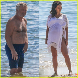 Alec Baldwin går på stranden med den gravide kone Hilaria i The Hamptons! | Alec Baldwin, Hilaria Baldwin, gravide berømtheder, skjorteløs