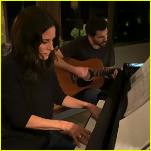 Courteney Cox hrá na klavíri „Underdog“ Alicie Keys – Sledujte! (Video) | Alicia Keys, Courteney Cox