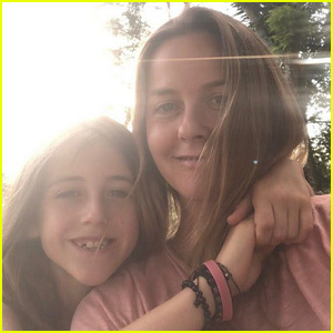 Alicia Silverstone tar et bad med en 9 år gammel sønn Bjørn i karantene