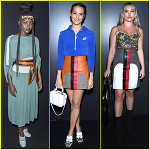 Lupita Nyong'o สวมลิปสติกสีน้ำเงินเข้มสำหรับ Louis Vuitton Fashion Show ในปารีส | อลิเซีย วิกันเดอร์, โคดี้ เฟิร์น, เอ็มมา แชมเบอร์เลน, ฟลอเรนซ์ พิวห์, เคทลิน เดเวอร์, ลอร่า แฮร์ริเออร์, ลีอา เซย์ดูซ์, ลูปิตา ยองโอ, โรบิน, ซามารา วีฟวิ่ง