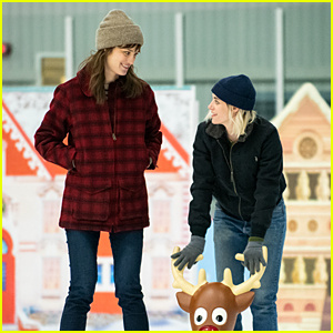 Podívejte se poprvé na Kristen Stewart's Upcoming Gay Christmas Rom-Com, 'Happiest Season'