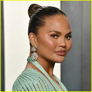 Chrissy Teigen Mengumumkan Dia's Going to 'Take a Little Break' Amid Alison Roman Drama & Backlash
