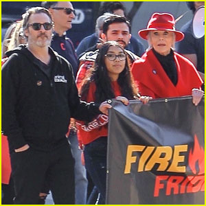 Joaquin Phoenix y su prometida Rooney Mara se unen a Jane Fonda en Fire Drill Friday Protest en L.A.