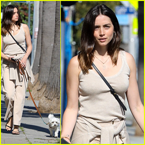  Ana de Armas ide na sólo prechádzku so svojím roztomilým šteniatkom Elvisom
