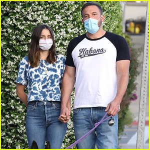  Ben Affleck sa vybral na večernú prechádzku s Ana de Armas a ich mláďatami v LA