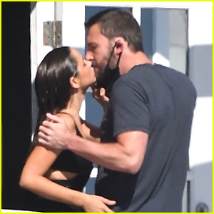 Ana de Armas renverse Ben Affleck's Mask To Kiss Him On The Set of Her Photo Shoot