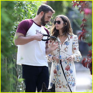 Ben Affleck và bạn gái Ana de Armas tận hưởng buổi tối đi dạo cùng nhau