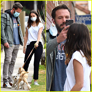 Ben Affleck chụp ảnh Ana de Armas khi dắt chó đi dạo