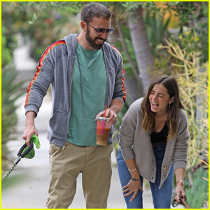 Ben Affleck và bạn gái Ana de Armas cùng nhau vui vẻ khi đi dạo buổi sáng