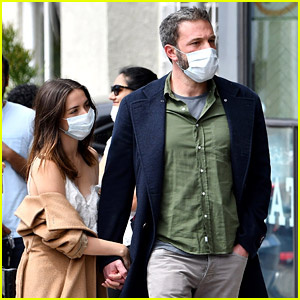 Ben Affleck și Ana de Armas prezintă un PDA în timp ce așteaptă la coadă pentru gogoși