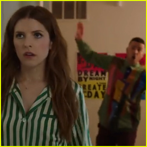 Justin Timberlake & Anderson .Paak Throw a Dance Party vo filme Anna Kendrick's Living Room in 'Don't Slack' Video - Watch!