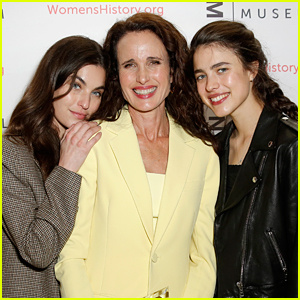Andie MacDowell zdanlivo reaguje na fotky, ako sa plazí pod bránou uzavretého parku L.A. Andie MacDowell, Margaret Qualley, Rainey Qualley