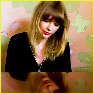  Тейлър Суифт изпълнява'Soon You'll Get Better' for First Time - Watch the Emotional Video