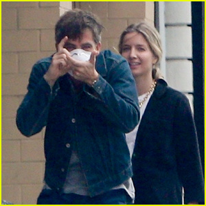 Chris Pine đùa giỡn với các nhiếp ảnh gia khi đi chơi với bạn gái Annabelle Wallis!