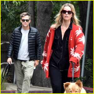 Chris Pine & Annabelle Wallis는 토요일 아침 산책을 위해 개를 데리고 | 애나벨 월리스, 연예인 애완동물, 크리스 파인