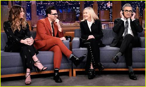 'Schitt's Creek' کاسٹ سے سوال کیا جاتا ہے کہ وہ 'Tonight Show' پر ایک دوسرے کو کتنی اچھی طرح جانتے ہیں - دیکھیں! | اینی مرفی، کیتھرین اوہارا، ڈین لیوی، یوجین لیوی، شِٹ کریک