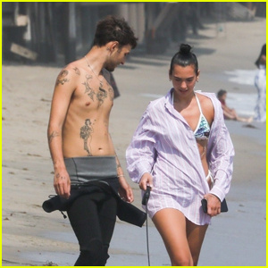 Dua Lipa & Kekasih Anwar Hadid Mengajak Anak Anjingnya Jalan-Jalan di Pantai