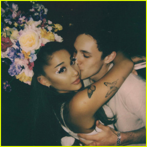 Η Ariana Grande λαμβάνει ένα φιλί από τον φίλο της Dalton Gomez στο θεματικό πάρτι γενεθλίων της «Midsommar»! | Ariana Grande, Dalton Gomez, Ed Butera, Frankie Grande, Hale Leon, Joan Grande