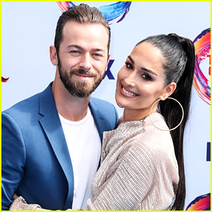 Nikki Bella accueille son premier enfant avec Artem Chigvintsev juste un jour avant que sa sœur jumelle Brie n'ait son bébé !